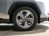 右フロントタイヤです。純正18インチアルミホイールに225/60R18の組み合わせです。