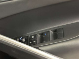 格納式リモコンドアミラーと、パワーウィンドウマスタースイッチです。車内の換気も運転席から簡単に行えます。