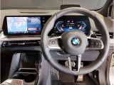 【ハンドル】ドライバーとBMW車の一体感がダイレクトに伝わるステアリングホイール。形状・太さへの拘りに加えて、操作性を高める為にスイッチ類も配置。クイックかつ安定のドライビングを体感下さい!