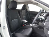 【清潔感のある運転席&助手席】隅々までクリーニングの行き届いた運転席&助手席。目立ったシミや汚れ等もございません。快適なドライブをどうぞ。