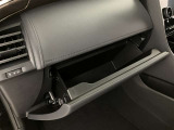 何かと便利なグローブボックス。メンテナンスノートや車検証、ちょっとしたメモと筆記用具等を入れておくとあればもしもの時にも便利ですね。