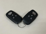 電子カードキーを携帯していれば、ドアハンドルやバックドアのリクエストスイッチを押すだけでドアの施錠・解錠気軽に出来ます。遠くはなれた場所からの操作も可能です。盗難防止のイモビライザー機能装備です!!!