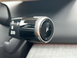 走行中にステアリングホイールの右側レバーを下方向に動かすとPilot Assistをオンにすることができます。