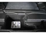 サブトランク付ですので洗車道具や工具の収納に便利です。