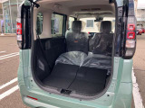 セカンドシートを折りたたむと長い荷物も収納できます。