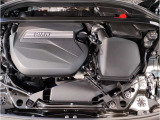 【BMWエンジン】革新的なガソリン・エンジン・テクノロジーによる高性能かつ高効率。レスポンスの良いパワーを発揮。常にスムーズな吸気を実現しアクセル開度にダイレクトに反応しドライビングを楽しく演出。