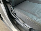 【シートリフター】運転手の体格に合わせて座面の高低を調整できます♪