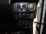 運転席スイッチ:予約機能付きパワースライドやクリアランスソナー、ウインドーデアイザーなど、多彩なスイッチが集約されています。