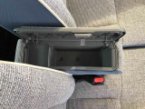 センターアームレスト付きで運転中も腕が楽々!