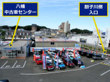割子川側入り口奥の中古車センターです。展示場にはディーラーならではの厳選された中古車をとりそろえてお待ちしております。ぜひ一度ご来店ください!