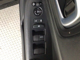 運転席のスイッチで全てのウィンドウの開閉操作を行うことができます。ロックボタンをONにしておくと、運転席以外のウィンドウは作動しないのでお子様を乗せているときなども安心ですね♪