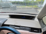 【運転席アッパーボックス】パッと取り出しやすい位置にあるボックスなので、お財布などの小物から本などの小冊子、駐車券など、よく使うものの収納に便利です。
