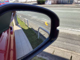 ブライングスポットモニター♪走行中、斜め後ろに車両の存在を検知すると、その方向のドアミラー鏡面上にマークを表示しお知らせ。
