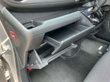 収納上手!上下2つのグローボックスなので小物や車検証など収納出来ます♪