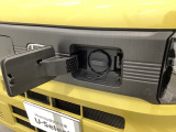 普通充電はフタを直接押し、急速充電は車内のボタンを操作して開け、あとは充電コネクターを差すだけで充電開始します。簡単な充電操作と、フタの開け方を変えることで差し間違いを防げる安心感。
