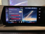【ナビ純正】ワイドコントールディスプレイは、画面内に多数の情報を表示する事が可能です。センターコンソールiDriveコントローラー操作だけでなく、タッチパネルでの操作も可能となっております。