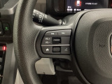 ステアリング左手側にオーディオ関連のコントロールスイッチを配置しています。操作時は視線を逸らすことなく運転に集中できます。