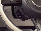 ステアリングにハンズフリー通話スイッチを装備。運転中でも手を離さずに通話操作ができるため、家族との連絡や急な電話にも安心して対応できます。