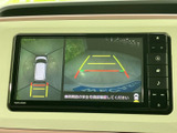 後方確認をサポートするカメラ表示が鮮明に映し出されます。安全運転を心がけ、万が一の時にも安心です。