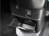 ◆センターロアボックス◆インパネ中央の下部には、ごみ箱としても使用する事ができるセンターロアボックスを装備しております。