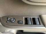 運転席右手には、マスタードアロックスイッチ、パワーウィンドウロックボタン、ドアミラー左右切り替えスイッチ、角度調整スイッチなどが装備されております♪