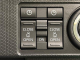 両側パワースライドドアウェルカムオープン機能 降車時にスイッチで予約しておけば、乗車時に電子カードキーを持ってクルマに近づくだけでパワースライドドアが自動でオープン♪