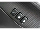 運転席のシートポジション(前後スライド、座面の上下・前後角度、リクライニング角度など)に加え、左右のドアミラーの角度も記憶させることができます。