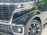 【LEDヘッドライト】悪天候や夜間走行時も良好な視界を確保し安心して運転できる高輝度LEDヘッドライトを装備!点灯速度が早く、消費電力も抑えられています。