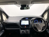シンプルながら機能性あふれる運転席廻りです。視界性もよく、運転しやすいですよ。