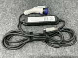 【充電ケーブル】自宅に専用コンセント(EV用)があれば、夜間や帰宅後に家庭用電気で手軽に満充電できます。日常的な「夜間充電」によって電気代を節約し、コストを減らせる点が大きな強みです。
