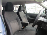 運転席も広々でゆったり気分で運転できます♪シフトノブをダッシュボード側に配置したので運転席から助手席への移動が簡単にできるんです。