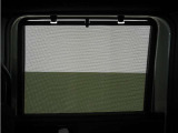 ◆スクリーンサンシェード◆リアドアに装備されています。日差しを和らげ、プライバシーの保護にも役立ちます。後部座席にお子様を乗車させるときも、ゆっくりお昼寝できます♪
