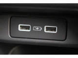 リア席にも急速充電対応タイプのUSBジャックを2つ設けました。どこの席でも快適空間を感じられる装備の1つです!