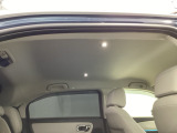 【静電タッチ式LEDルームランプ】ランプ周辺に触れるだけで簡単に点灯が可能です。