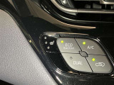 左右独立温度コントロールフルオートエアコンです。運転席、助手席それぞれで独立して温度設定ができます。冷え性の方が乗っても安心ですね♪