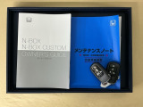 メンテナンスノート【点検整備記録簿・保証書】、取説も揃ってます。スマートキーはバッグなどにしまったままボタン操作でエンジンの始動・停止ができて大変便利です