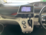 オートエアコンで、一度お好みの温度に設定すれば、車内の温度を検知し風量や温度を自動で調整してくれます。