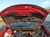 エンジンルームになります。内外装だけでなくこちらも清掃済みです。 納車までにディーラーが使用している工場にもう1度しっかり点検いたしますので、安心してお乗りいただけると思います。