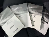 メンテナンスノート、取扱説明書ですね。 車の情報が凝縮されています。 車の整備記録が記載されている大事な物ですよ。