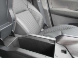 運転席収納付アームレスト