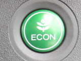 【ECONスイッチ】エンジンやエアコンといった、クルマ全体の動きを燃費優先で自動制御するECONモードに切り替えられます。空調など快適性を優先したいときは、スイッチを押してOFFにできます。