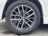 BMWならではの卓越した走りを支えるホイールと足回りです!日本車の走りに慣れている方にもぜひ体感して頂きたいほど、高いレベルでまとまっています!純正18インチアルミホイール。
