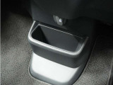 ◆センターロアボックス◆インパネ中央の下部には、ごみ箱としても使用する事ができるセンターロアボックスを装備しております。