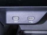USB端子と充電用USB端子を装備しております。