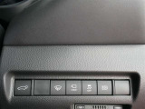 トラクションコントロールとは、すべりやすい路面での発進時や加速時にタイヤの空転を抑え、駆動力確保に貢献する機能です。詳細は販売店スタッフまでおたずねください。