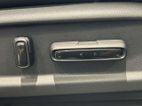 運転席・助手席共に電動シートとなっておりますので、簡単にシートをご自身に合わせた位置に動かすことができます。