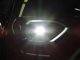 LEDヘッドライト&フロントフォグランプ キセノンに比べて明るさと照射範囲が向上し、消費電力も低減のため省燃費に貢献。周囲のリング部分はデイライトとして日中ヘッドライトOFF時も点灯します。