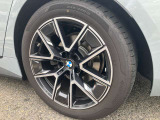 【BMWアロイホイル】軽量かつ強度に拘ったアロイホイル。走行性能ポテンシャルを引き出す設計。車の足元を引き締めてくれる大きなポイントはアロイホイルです。