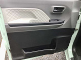 パワーウィンドウのスイッチですよ。運転席に居ながら窓を開け閉めのコントロールできますよ!ロック機能で、子供がイタズラして窓を開けるという事もなくなります!