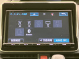 高画質モニターで、鮮明な映像を楽しめます。停車時に映画や動画を鑑賞するのもおすすめです。